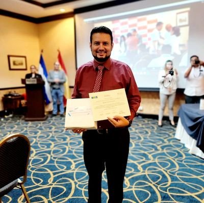 Temeroso de Dios, preocupado por llevar fruto al Rey, apasionado por la Educación y la tecnología casado con Griselda de Montes y feliz con dos hermosas