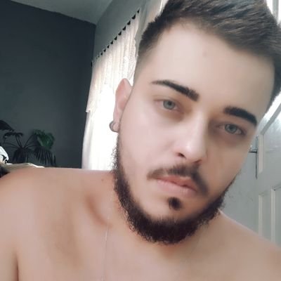 Aquariano;
cabeleireiro e professor na área da beleza;
Pai do Maxywell 🐺