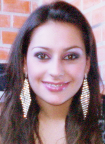 Cantora atualmente da Banda Inovação,é apaixonadíssima por seu trabalho, gremista, leonina, ama sua família e seus amigos!