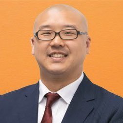 ルーチェ取締役営業本部長/パーパス「世界の完全雇用を実現する。」/ペットフードメーカー新卒入社→ルーチェ/上流ではなく川下の底から採用を支援し顧客の事業成長を実現する/営業・マーケティング・人事・採用を無我夢中に頑張っている/現役ラガーマン/4人の子供に振り回される/見ての通りメガネかけてるスキンヘッド