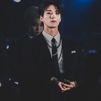 ⠀⩩ 𝐩𝐨𝐫𝐭𝐫𝐚𝐲𝐞𝐝 . .  𝐌𝐌  ፧  aristocratic as an archduke of the territority, affable simper attached along intoxicates heavy voice, Jeno Lee