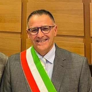 Sindaco della Città di Aquino. Presidente dell'Unione Cinquecittà.
Sposato con Alessandra, papà di Annapaola e Gilda, nonno di Sofia.