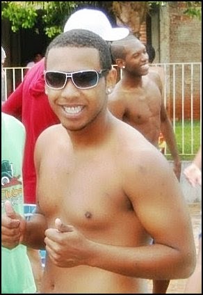 Apesar do mundo só me dar motivos pra chorar me mantenho sorrindo   
http://t.co/BR9QuX1TBU