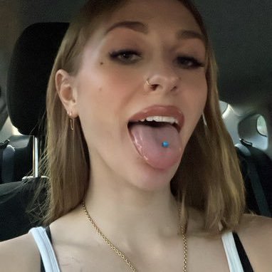 Mmmmh. Je vends mes nudes et vidéos Hot. Tu peux me contacter directement par Snap: elsa_prunelle