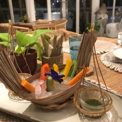 numarflower's profile picture. flowers in the stream 🌊 &🌻