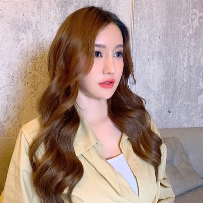 Hello My name is Julie I was born in Thailand Now I'm moving to Los Angeles, USA. I like to invest,likes older people.