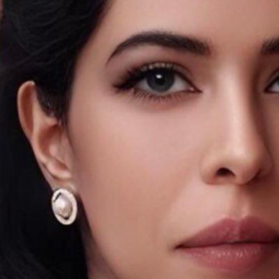 أنا من منحَت الأشياء بريقها عِندما وضعتها فِي مُنتصف فؤادي و أنا مِن جعلتها شاحبة عندما أشحت نظري عنها ..
