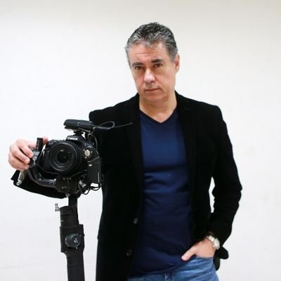 Productor de TV,  lector apasionado, Premio Nacional de Comunicación José Pagés Llergo por  mejor documental 2017