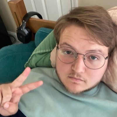 ashtnbnntt's profile picture. clinically loud