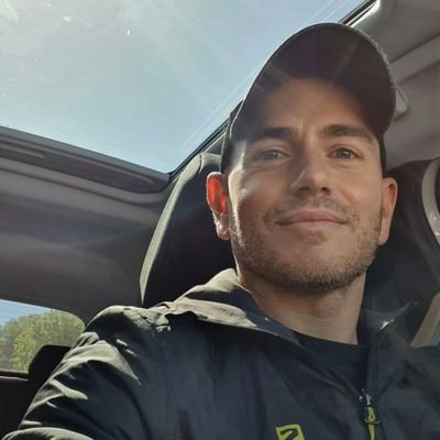 Príncipe Azul pero destiño en el primer lavado.
Soy sinónimos de rectitud, prosapia, pundonor, hermoso y esas boludeces.
Espacio para indignarse.