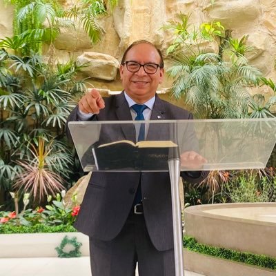 Teólogo. Pastor IASD LA MOLINA, Union Peruana del Sur. Casado con Nelly Paredes. Anhelo compartir esperanza con las personas.