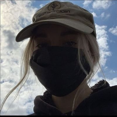 KosarBano7's profile picture. بهمن ماهی که قهوه رو زیر بارون میخوره