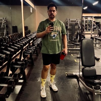 Te digo que ayer escuché una canción que se parece mucho a tu cuerpo. Y me sentí como un condenado. Como un pajarito cantando arriba de un árbol seco.