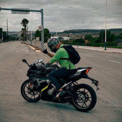 intereses en ciencia, política, sociales, psicología, sectas, paranormales, comedia, cine y fotografía.