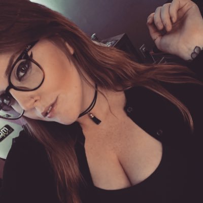 Hi! I’m Pearliey 🌻and I just recently started streaming on Twitch (link below)! I enjoy meeting new people so DM me to start a convo! Insta:Pearlescentlight