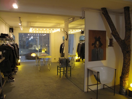 Indipendent shop di concezione nord-europea e ispirato dalle atmosfere underground dei quartieri hot-lazy di Londra (brick lane), Berlino (mitte), Antwerp, Broo