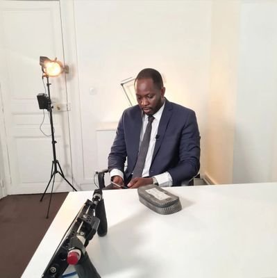 Avant tout Haïtien, papa 2 pitit, an swit Docteur en Scs. Politiques.