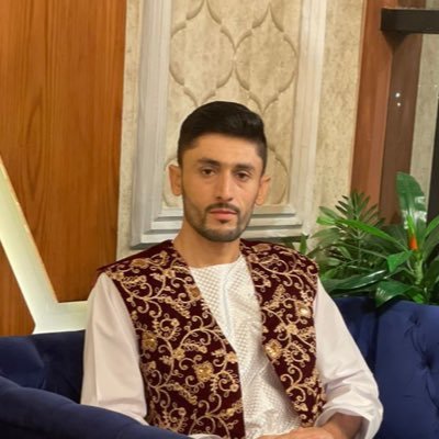 مغرور مشو به خود که خواندی ورقی ____زان روز حذر کن که ورق برگردد