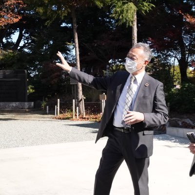 神社をこよなく愛するさすらいの神社ライター。 かつて、江戸城の修繕を手掛け、江戸後期から明治の激動の時代を駆け抜けた「半原宮大工集団」の活動の歴史と文化を宮大工、民俗文化研究家、和太鼓奏者、アートディレクターと共に紡いでいく。 一般社団法人半原宮大工集団 理事。 人と土地を結ぶ不動産屋。