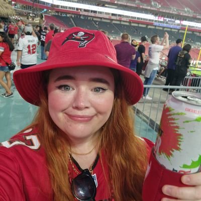 Cymraes 🏴󠁧󠁢󠁷󠁬󠁳󠁿 BBC Journalist. Working class gal that likes to talk about NFL, music & the news. Fy marn i. #GoBucs