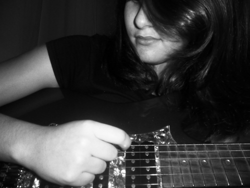 Romântica excessiva! Ciumenta, birrenta, determinada, exagerada. Apaixonada por música, Rock. Simplesmente a garota que ama Guitarra, Teclado e Bateria.