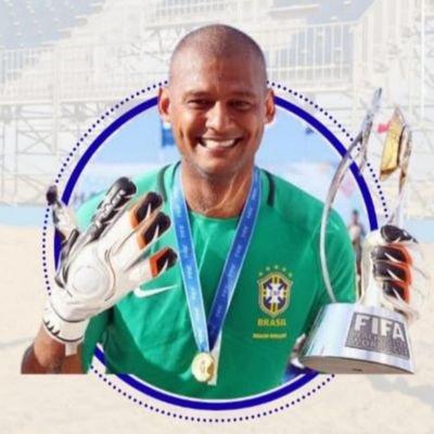 Pai, Casado, Professor Universitário, Pentacampeão da Copa do Mundo FIFA Beach Soccer e Melhor Goleiro do Mundo em 2009.