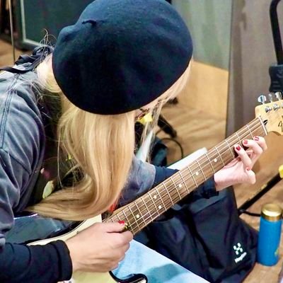 スケボー教えたり、RockBarで働いたり、バンドやったりしてます。最近はDJもやったり。スノーボードは今までめちゃくちゃ滑ってました。