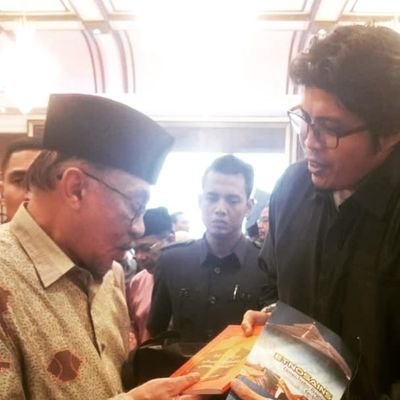 Bsc of (hons) Chemistry,UiTM | Menteri Sejarah dan Sains galaksi jauh jauh di sana |