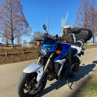 元楽器店勤務 ベース・ギター弾き 楽器をいじったり、料理したり、バイク乗ったり。 🏍GPX Legend150FI→SUZUKI GSR750