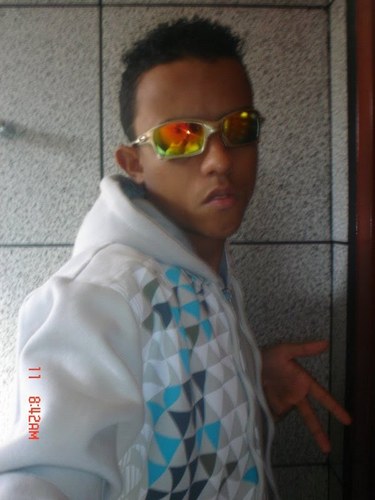 Um cara que pode ser seu melhor amigo mais com pequenas virgulas posso ser seu pior pesadelo não me desafie !!!