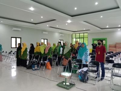 bekerja dengan tenang tapi serius