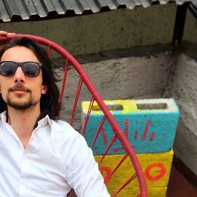 Millennial en peligro de extinción. El café, como mi sentido del humor: negro. Mexiterráneo.