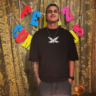 Brasileño en Ibiza
Analista deportivo y jugador de poker
27 años 
♑🎮⚽🏀⚾🥎🏐