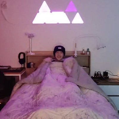 strawberrytaeko's profile picture. she/they 17 multi