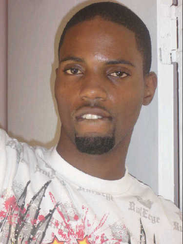I'm a streaght guy I like cool open minded girl not looking not relationships just some convo and fun thanks.