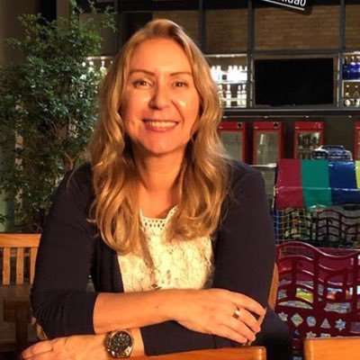 Esposa e mãe apaixonada, comprometida com o crescimento emocional.
