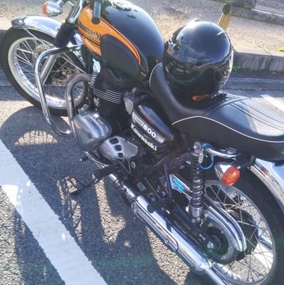 以前2007年式のホンダCB750最終型に約１０年、乗ってましたが知り合いの、おじさん1974年式の最終のカワサキW650 RS W3に今、現在も乗ってます。Wのエンジン音、振動にあこがれて自分も2017年に🏍️💨カワサキのW800に乗り換えました。🚙ハイエースのディーゼルターボです