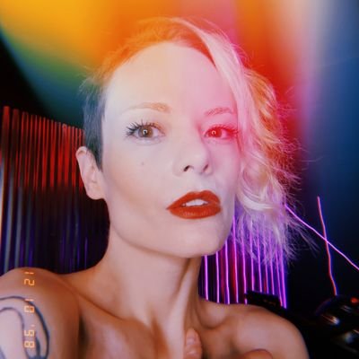 Sensualist, nature lover, conversationalist
💥👄🌿⚘️
Great company in NYC

🌈 Bi & tattooed! Has an insatiable love for books and art 📚🖼

elodiemoss@proton.me