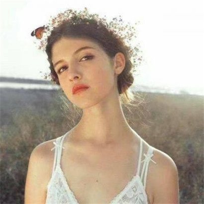 A mixed race from Asia, currently working and living in New York, USA, a cheerful woman who likes new things and socializes with new friends.