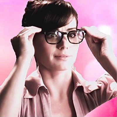 HQ gifs of Smallville’s Lois Lane ♡ @cloisgifs @clarkentgifs • Fan account - not affiliated with Smallville or its actors. Don’t repost my gifs.