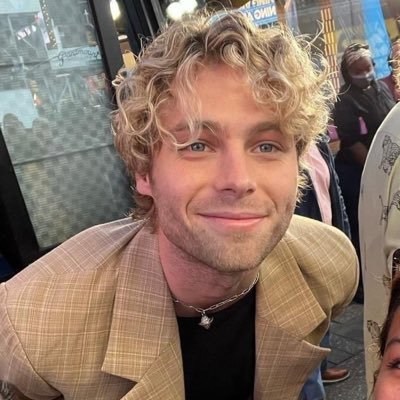 CAROUSELcoded's profile picture. 5sos, Harry Styles, Paramore, Taylor Swift | basically I’ll obsess over anything