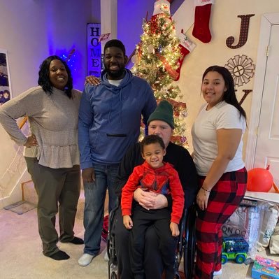 TinikaWhitcomb's profile picture. married with children