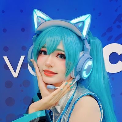 la Miku Mexicana 🇲🇽
Vocaloid Fan
Cosmaker
Streams en Facebook 
Hago perfomances de Hatsune Miku que puedes ver en mi canal de YT