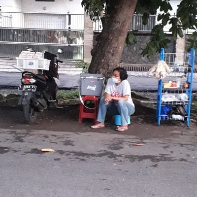 berusaha baik dan ramah 
penjual nasi bungkus 
hobi baca buku dan suka mengamati