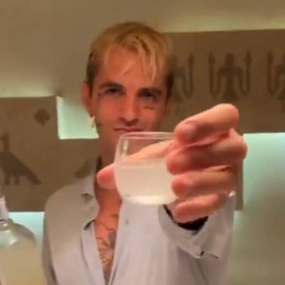 spilltheteaAL's profile picture. Non siamo tuttə un po’ stanchə dei fan privilegiatə e delle fanpage che si atteggiano superiori?
Spilliamo il tè
https://t.co/0MClBZ1vkg