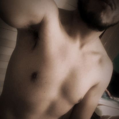 Single de buena conversación, discreto, higiénico, sano y sobre todo muy morboso 😈😈... Busco cumplir mis fantasías y las de ustedes... 📩DM abierto...