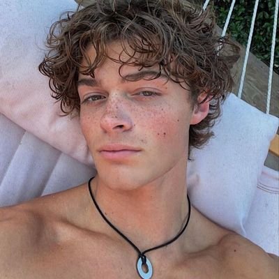 osmaniooo's profile picture. akasyalar acarken✨