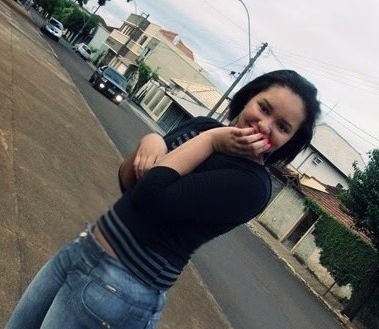 1.6, virgiliana, brincalhona, eclética, adoro dançar, comer e cantar, viciada em @gloriarock siga-me os bons.