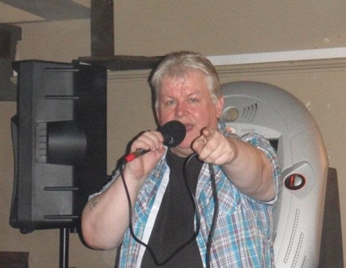 Self confessed fat twat,talented,misunderstood bloke ! man utd fan.and likes mi karaoke.lol..oh and pies,chips,curries,tits ? just like most blokes really..
