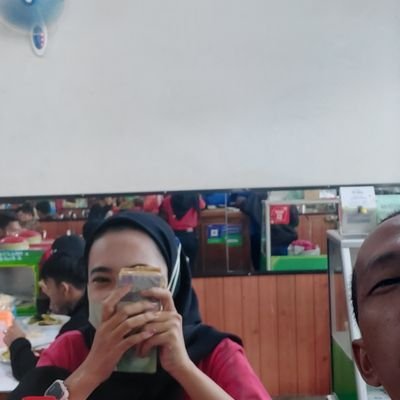 kamu lebih memilih dia yang menyentuh auratmu di banding aku yang menyentuh hatimu....